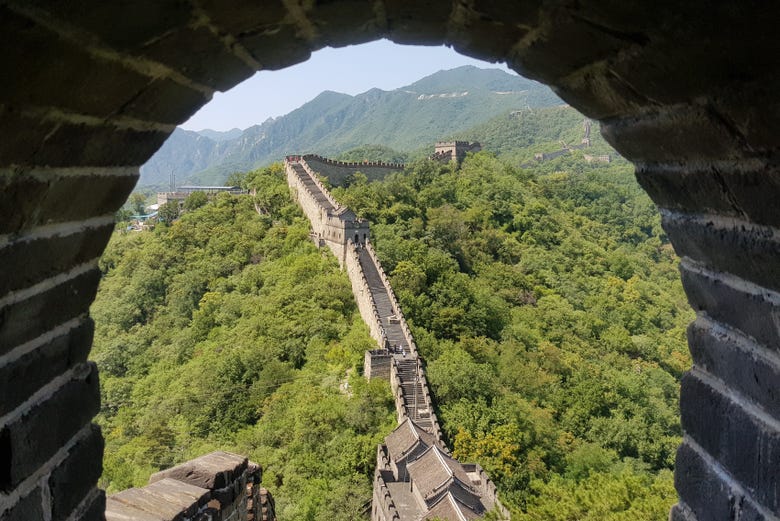 Admirando las vistas de la Gran Muralla China