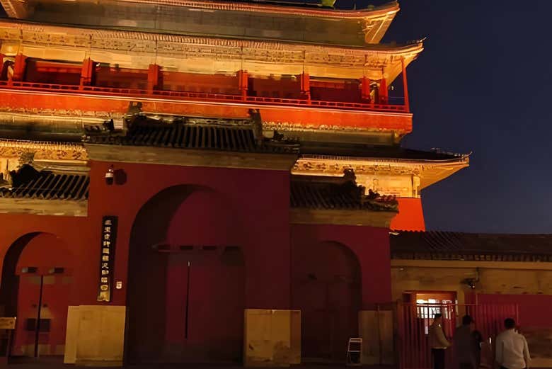La Tour du Tambour illuminée la nuit