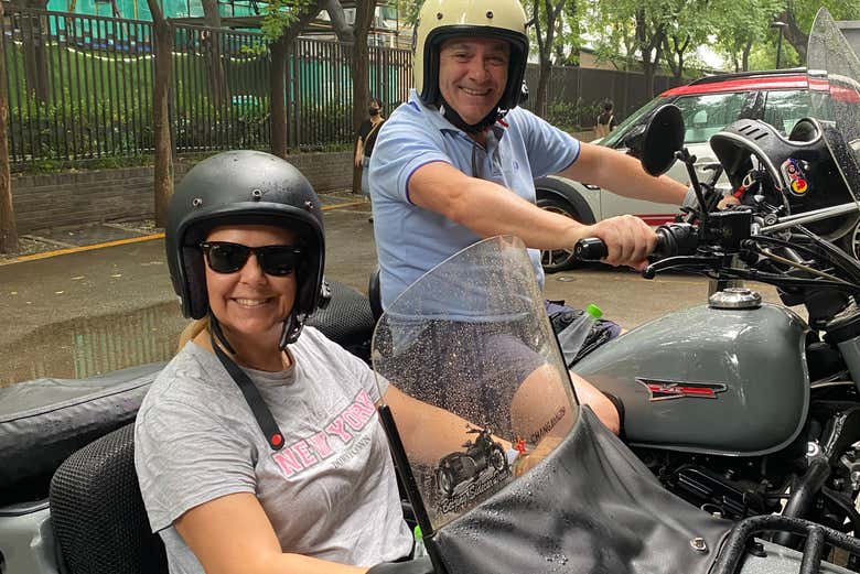 Una pareja disfrutando del tour en sidecar