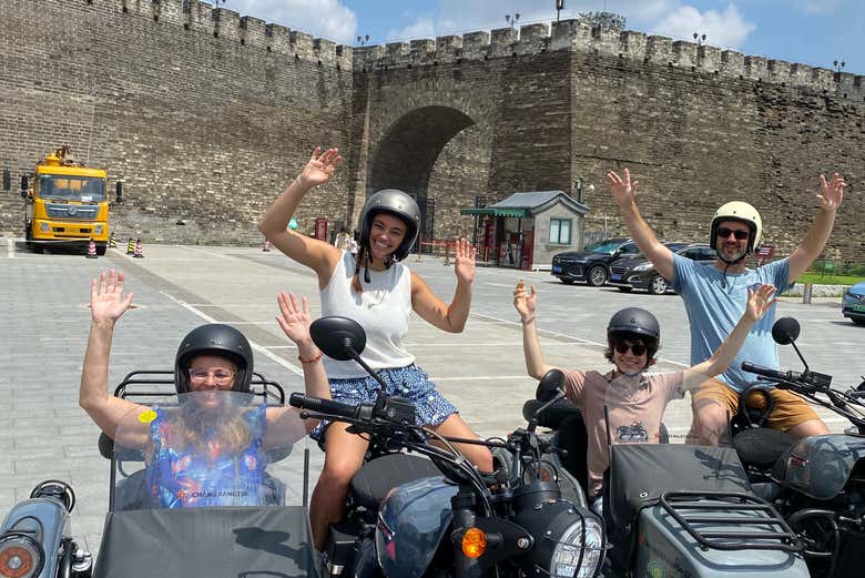 Ante la antigua muralla de Pekín con los sidecars