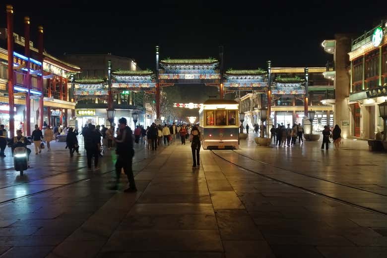 Calle Qianmen al anochecer en Pekín