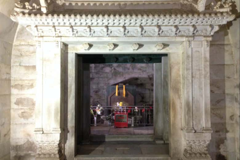 Viendo al interior de uno de los mausoleos