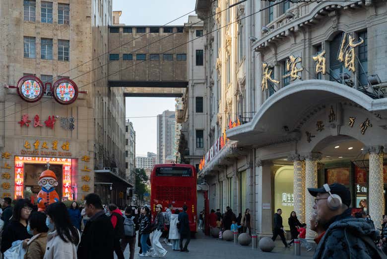 La concurrida calle de Nanjing en Shanghái