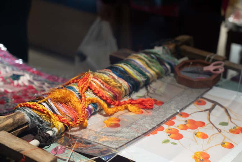 Diferentes pulseiras de seda