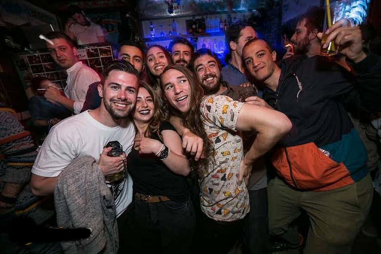 Amici in un locale notturno di Shanghai