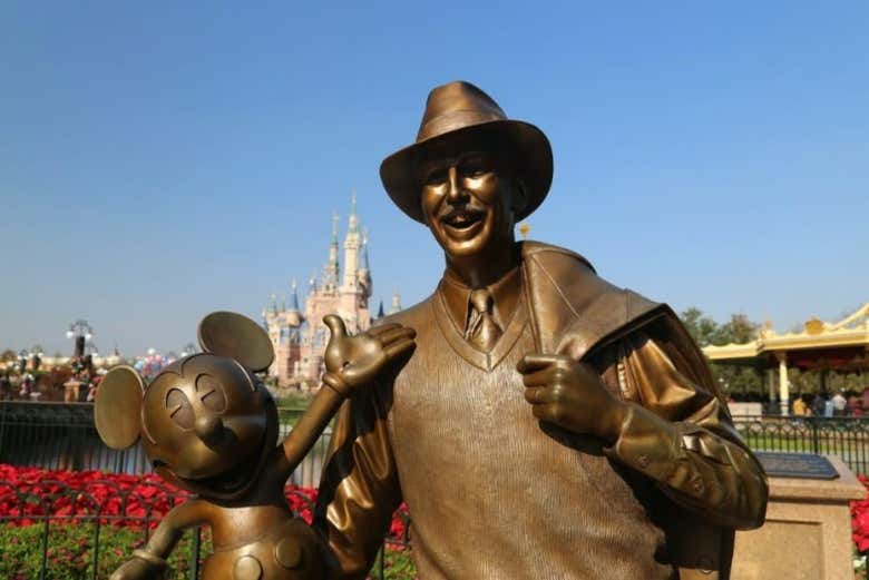 Estatua de Mickey Mouse con Walt Disney