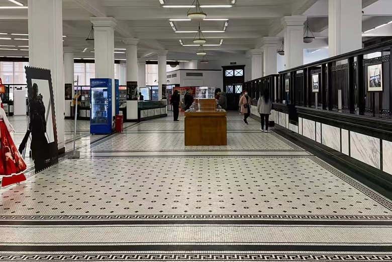 Dentro del histórico Edificio General de Correos