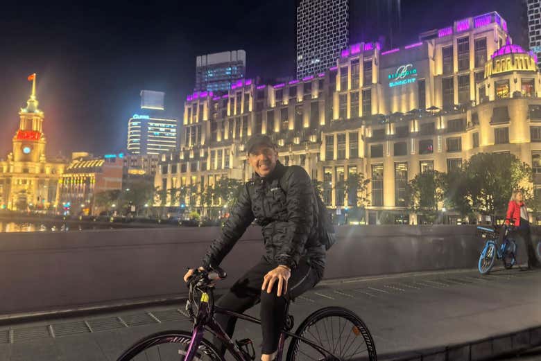 Frente a impresionantes edificios de Shanghái