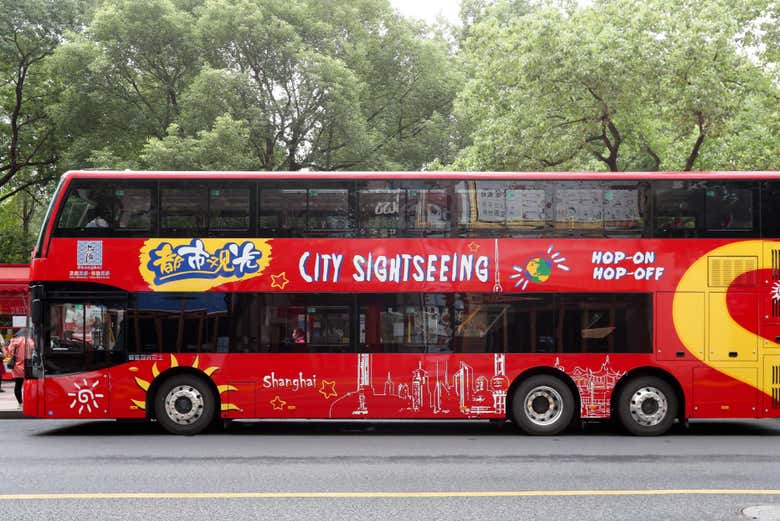 Autobús descapotable rojo en Shanghái