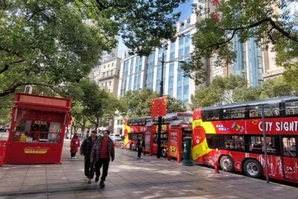 Exploraréis el ambiente de las avenidas comerciales de Shanghái