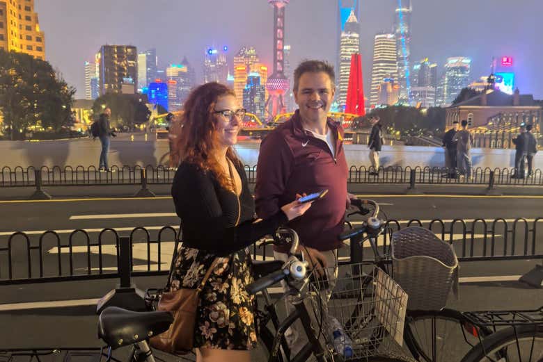 La respectiva foto con el skyline de fondo