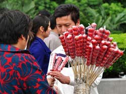 Vendeur de bonbons aux pommes dans la rue