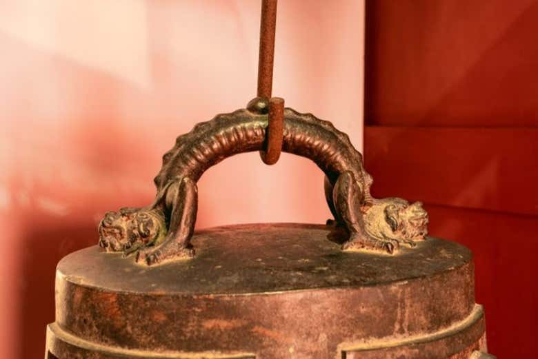 Una campana de bronce china en primer plano