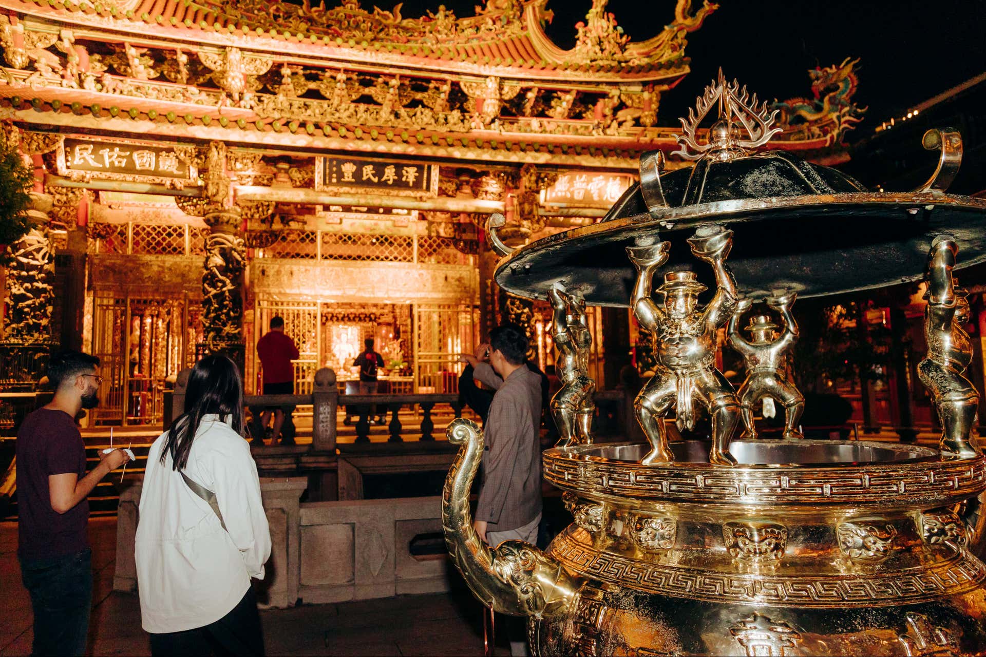 Free Longshan Temple Night Tour, Taipei