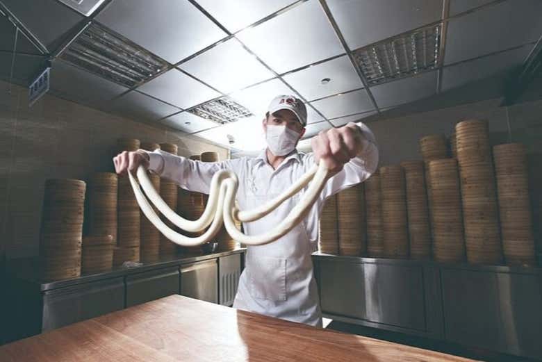 El chef preparando los dumplings