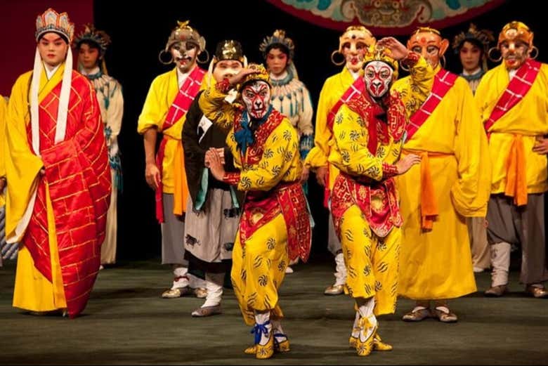 Un groupe de danseurs sur scène au théâtre de TaipeiEYE