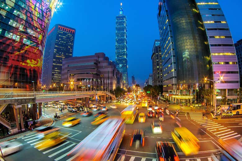 Vista noturna das ruas de Taipei
