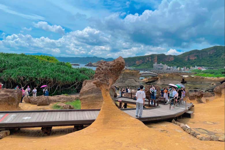Recorriendo las pasarelas del parque Yehliu
