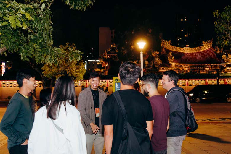 Recorriendo de noche el centro de Taipéi