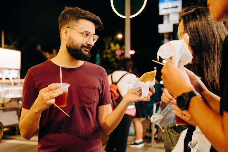 Disfrutando del tour gastronómico nocturno