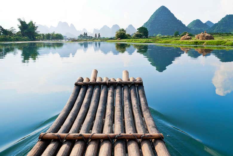 Balsa de bambú a orillas del río Yulong