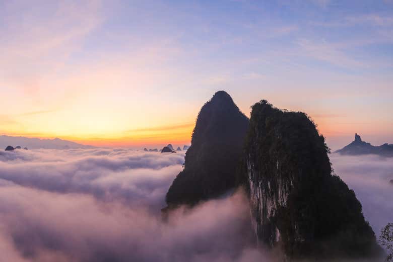 Dando boas-vindas ao dia na montanha Xianggong