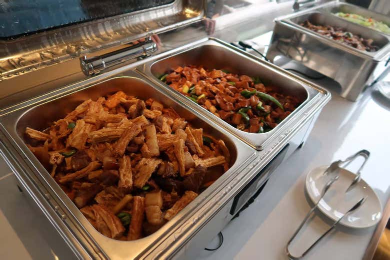 Disfrutando de la comida buffet