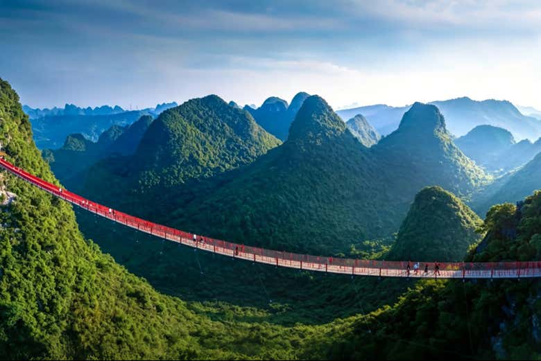 El puente colgante rojo en el pico Ruyi