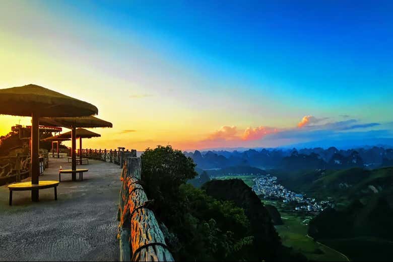 Vistas del amanecer desde el pico Ruyi