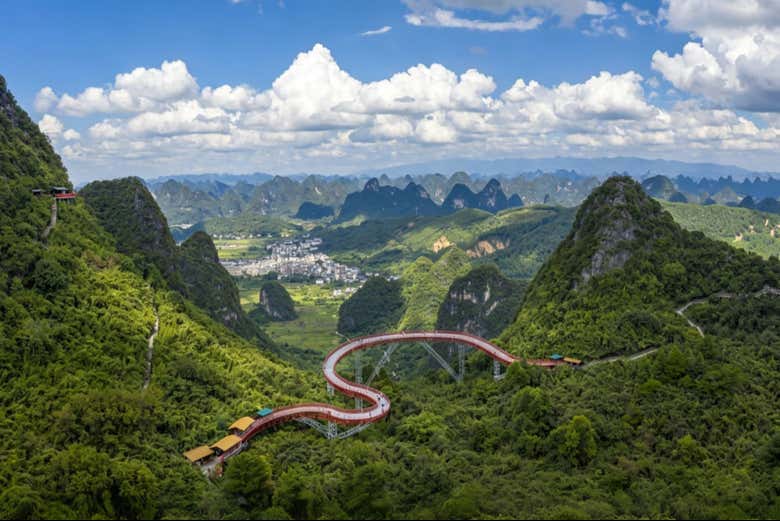 Pasarelas panorámicas que rodean el pico