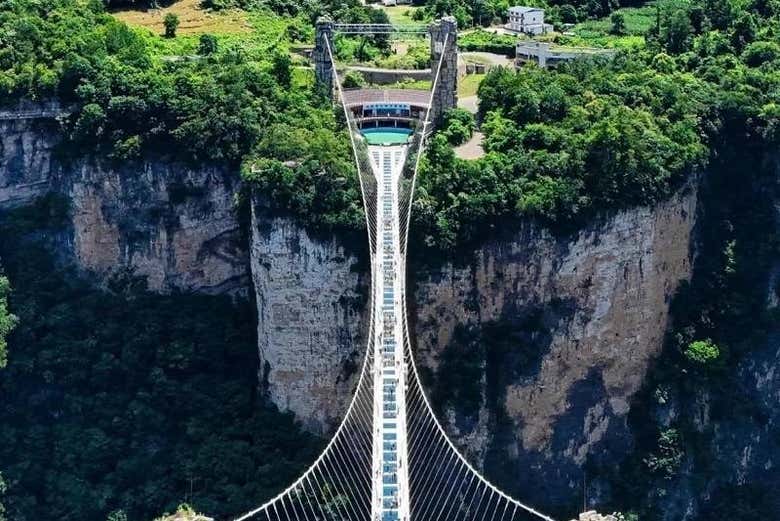 El puente se eleva a casi 300 metros de altura