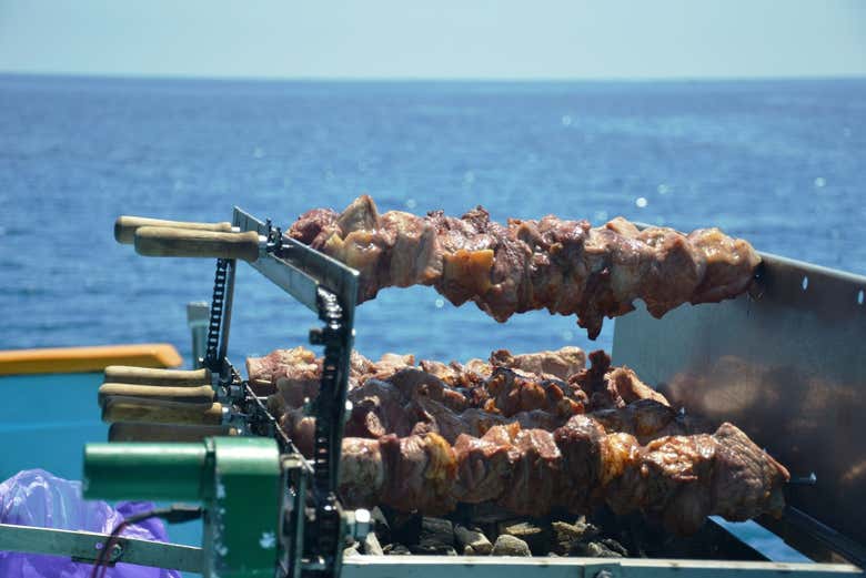 Brochetas de carne cocinadas en el barco
