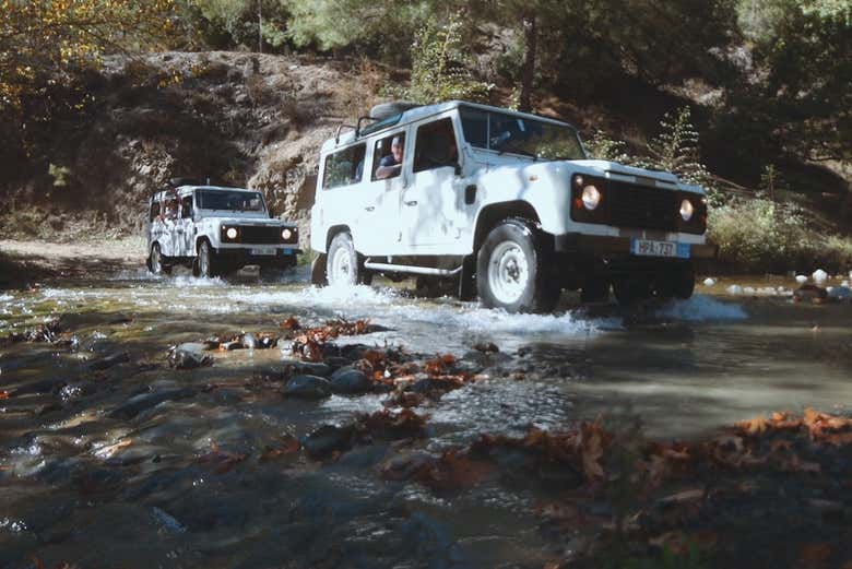 Dos 4x4 cruzando un río
