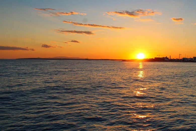 La baia di Larnaca al tramonto