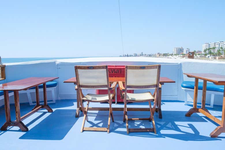 Assentos no convés do barco