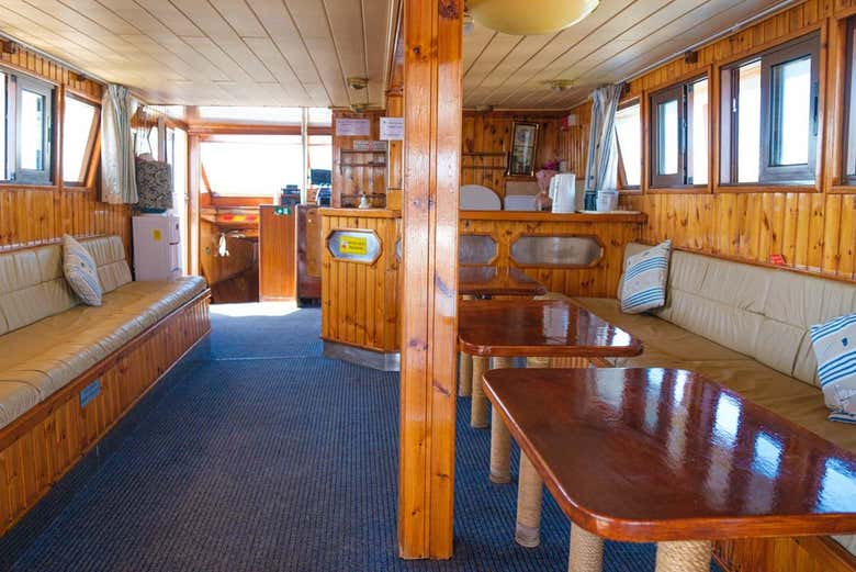 Interior da embarcação na qual viajaremos