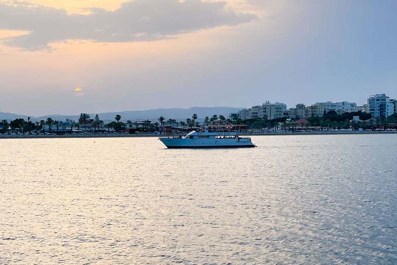 Panorâmica da embarcação navegando nas costas de Lárnaca