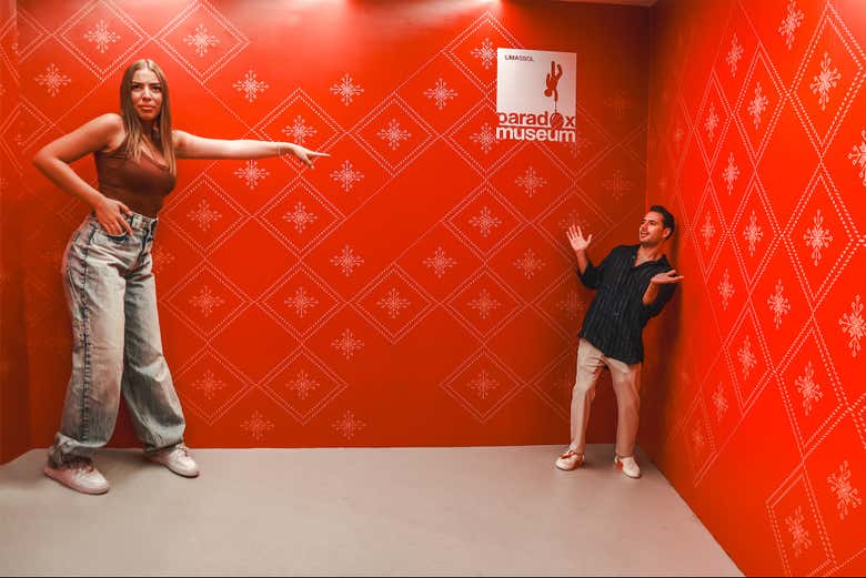 Brincando nas salas do Paradox Museum de Limassol