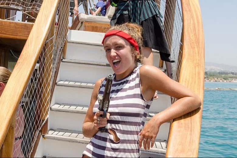 Una chica con una pistola pirata
