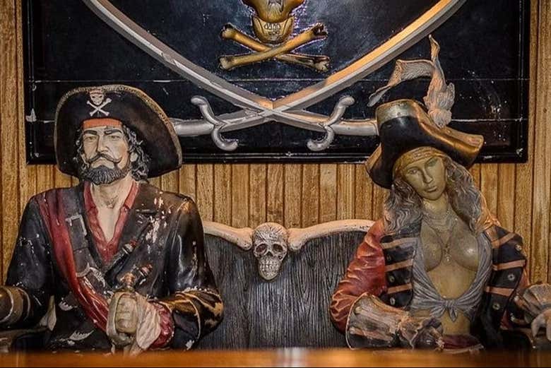 Estatuas de piratas en el barco