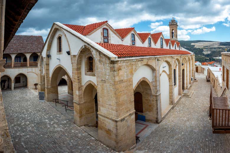 Stroll through important monuments