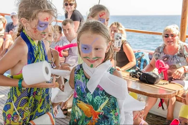Una niña con la cara pintada en el barco