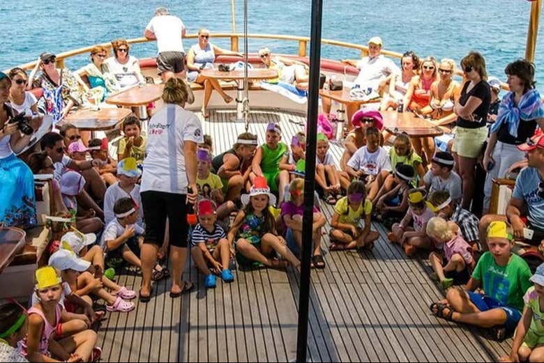Niños disfrutando del barco pirata