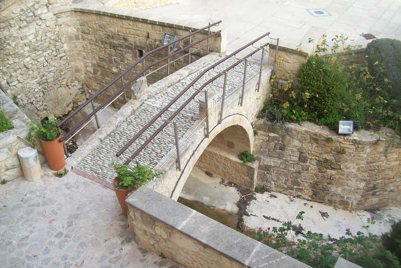 Ponte del monastero di Agios Neophytos