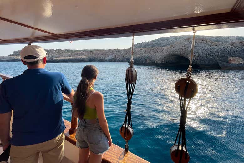 Navegando por la costa de Protaras