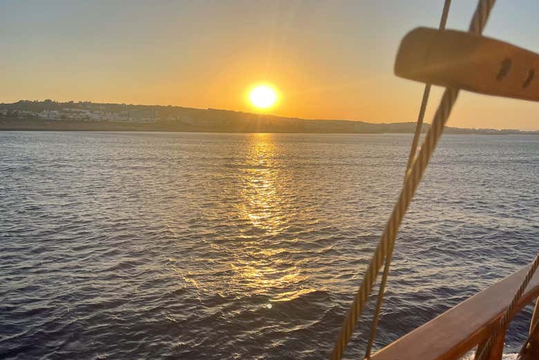 El sol escondiéndose en la bahía de Protaras
