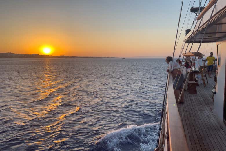 Viendo el atardecer desde el barco