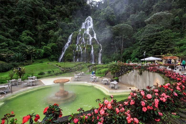 Vistas a la cascada desde una de las zonas del balneario