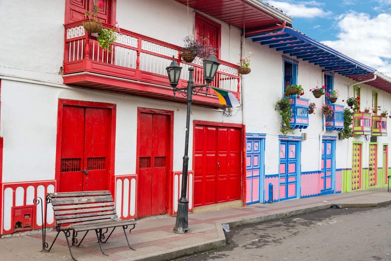 Fachadas coloridas em uma rua do centro de Salento