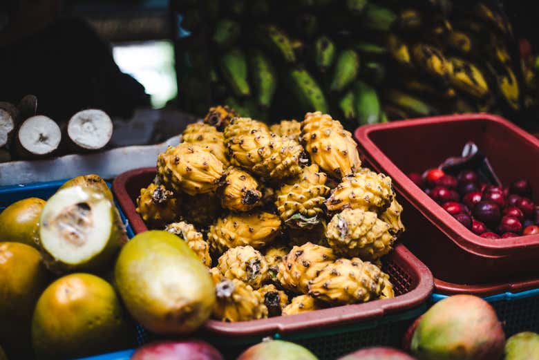 Fruta expuesta en el mercado de fruta